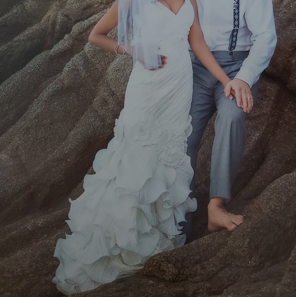 Wedding dress - Picture 2 of 3